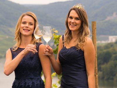 Weingut Petrushof Weinkönigin Janina und Prinzessin Sarah