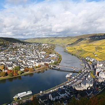 Herbst - Ausblick von der Burg aufs Moseltal und die Stadt