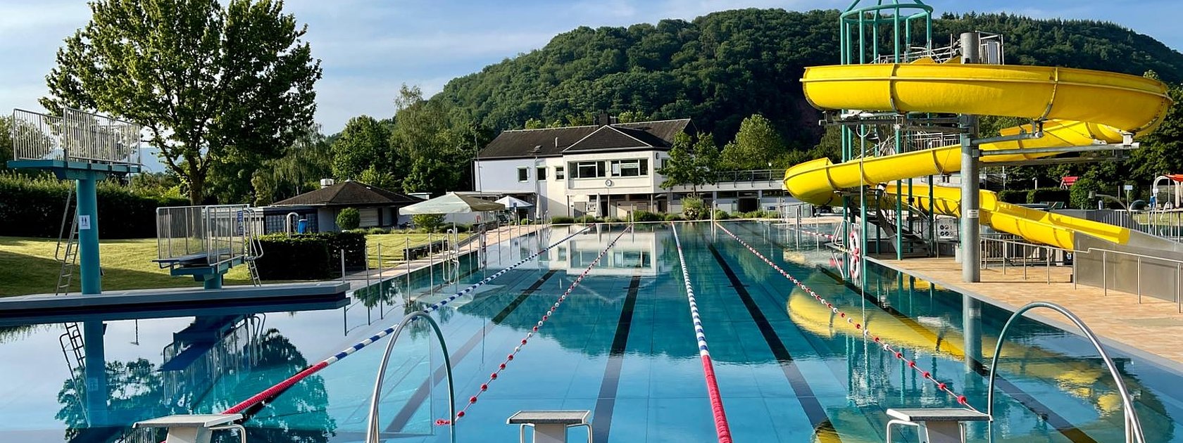 Das Bild zeigt ein Freibad mit Rutsche.