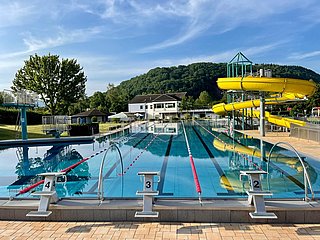 Das Bild zeigt ein Freibad mit Rutsche.