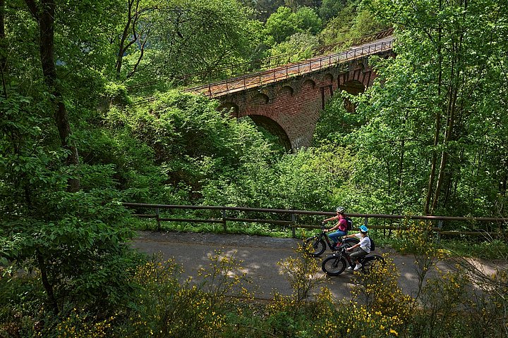 Radfahrerinnen Höhe des Wittlicher Viadukts auf dem Maare-Mosel-Radweg