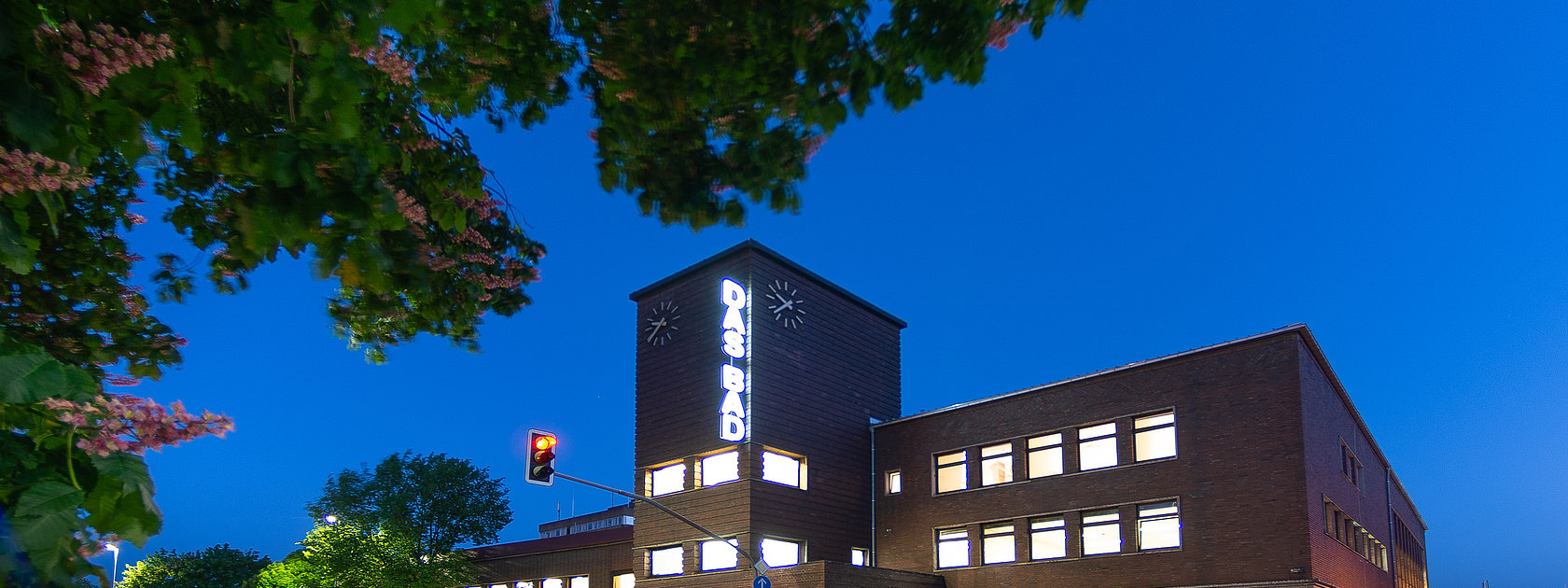 Das Bild zeigt DasBad" ein Hallenbad in Trier von außen bei Nacht.