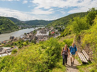 Aufstieg auf steilem Schieferpfad: Aussicht auf Treis-Karden mit St. Kastor