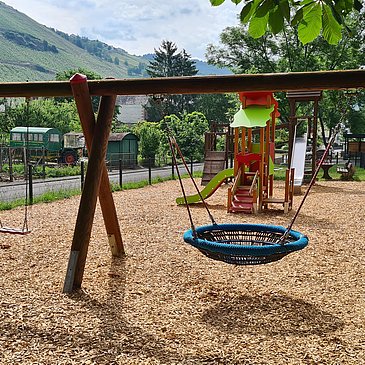 Spielplatz mit vielen Spielgeräten