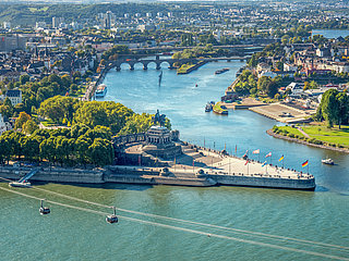 Das Bild zeigt das deutsche Eck in Koblenz. Hier fließt die Mosel in den Rhein