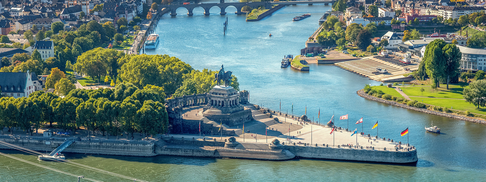 Das Bild zeigt das deutsche Eck in Koblenz. Hier fließt die Mosel in den Rhein