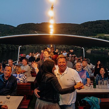 Stimmung beim Winzer BBQ auf dem Schiff