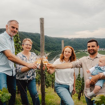 Familie Quint im Weinberg
