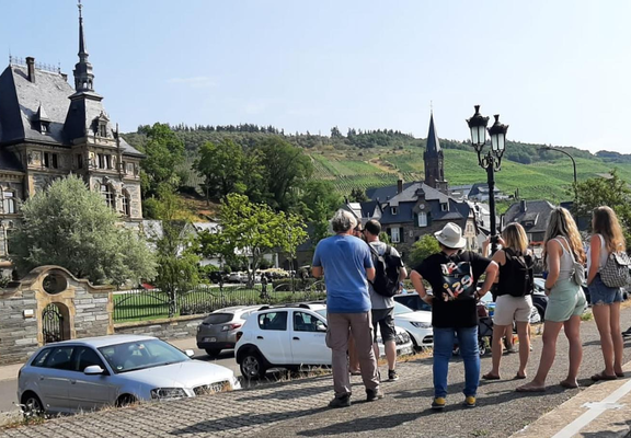 Weinprobenspaziergang -Aussicht auf Schloss Lieser
