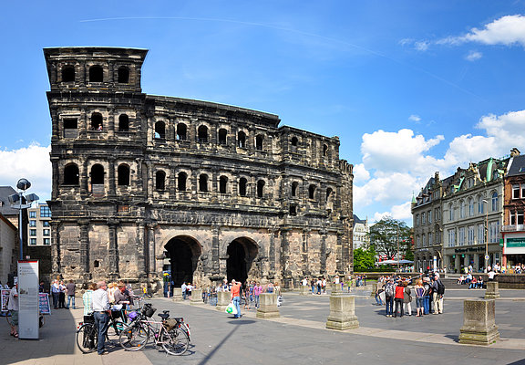 Das Bild zeigt das römische Stadttor Porta Nigra in Trier