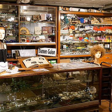 Frisierpuppen und Vitrine im Mini-Friseur-Museum