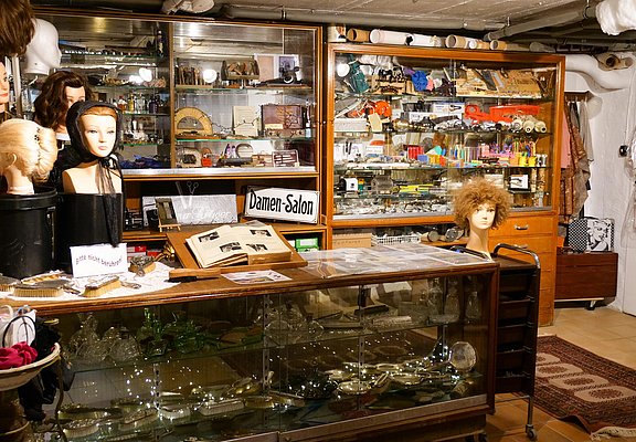 Frisierpuppen und Vitrine im Mini-Friseur-Museum