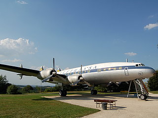 Das Bild zeigt ein Flugzeug in einer Flugzeugausstellung.