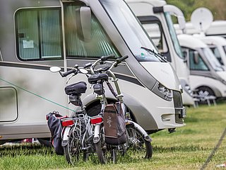 Fahrräder vor Wohnmobil auf Wohnmobilplatz