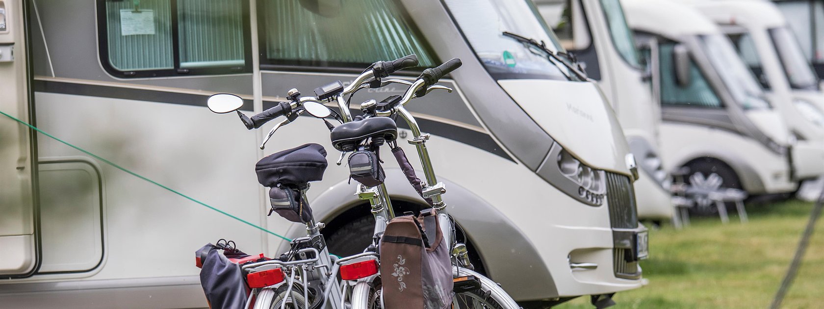 Fahrräder vor Wohnmobil auf Wohnmobilplatz