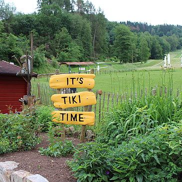 Das Bild zeigt ein Schild beim Freizeitzentrum Peterberg mit der Aufschrift "It´s Tiki Time"