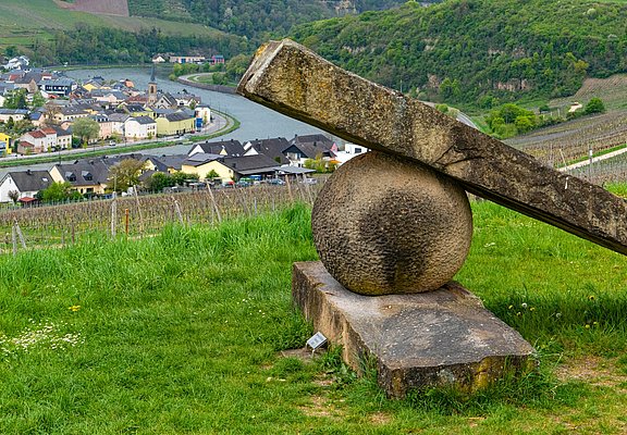 Skulptur Kniegelenk am Nitteler Skulpturenweg