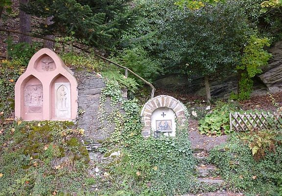 Kreuzwegstationen auf dem Weg zur Spoarkapelle