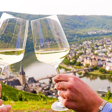 Genuss_Wein_Person_Aussicht_Mosel_Weinberg_Bernkas
