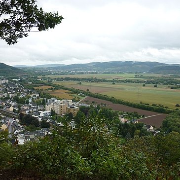 Blick von der Ehranger Kanzel in die Trierer Talweitung mit Ehrang (im Vordergrund) und Schweich (im Hintergrund)