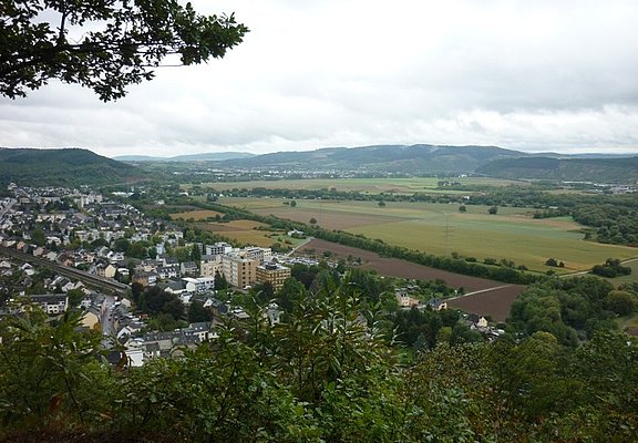Blick von der Ehranger Kanzel in die Trierer Talweitung mit Ehrang (im Vordergrund) und Schweich (im Hintergrund)