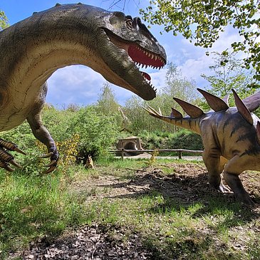 Das Bild zeigt zwei Dinosaurier im Dinopark Teufelsschlucht.