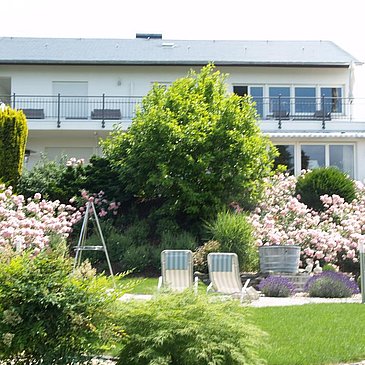 Garten mit Hausansicht