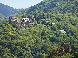 Schloß Veldenz hoch über dem gleichnamigen Ort