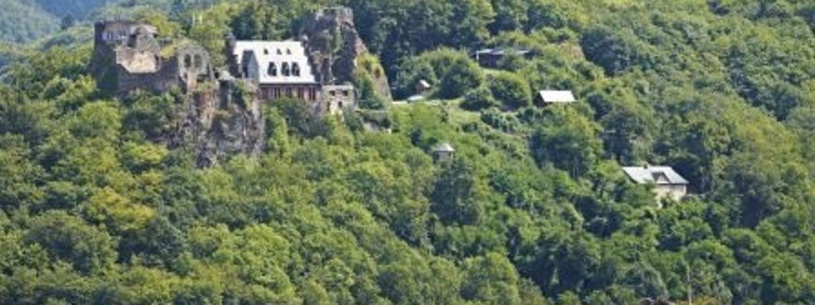 Schloß Veldenz hoch über dem gleichnamigen Ort