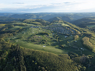 Blick auf die Anlage des Golfclubs Cochem in Vogelperspektive