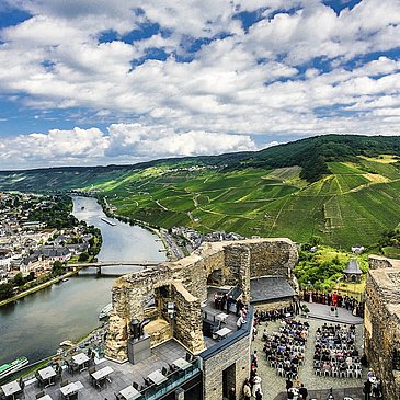 Burg Landshut hoch über der Mosel mit Blick auf Bernkastel-Kues