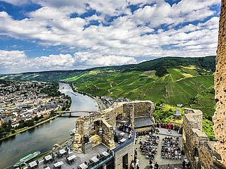 Burg Landshut hoch über der Mosel mit Blick auf Bernkastel-Kues