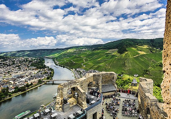 Burg Landshut hoch über der Mosel mit Blick auf Bernkastel-Kues