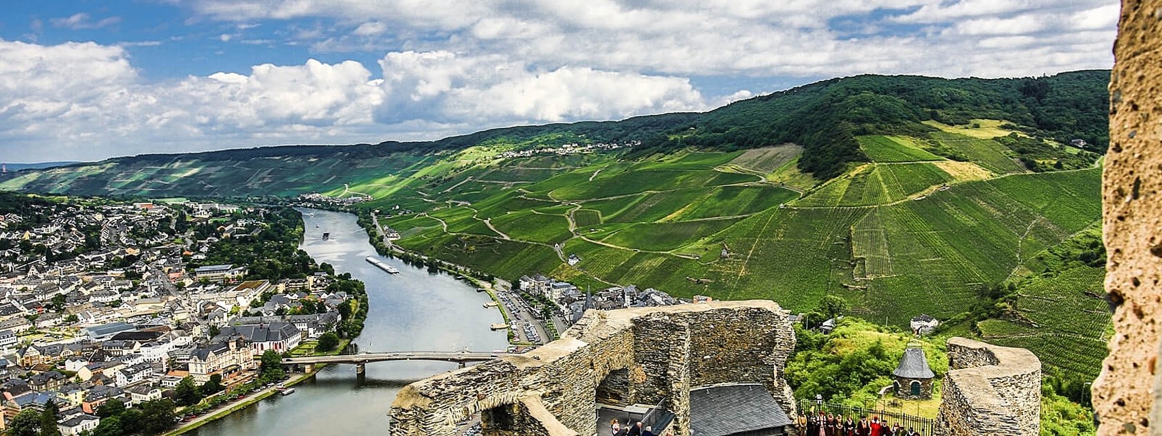 Burg Landshut hoch über der Mosel mit Blick auf Bernkastel-Kues