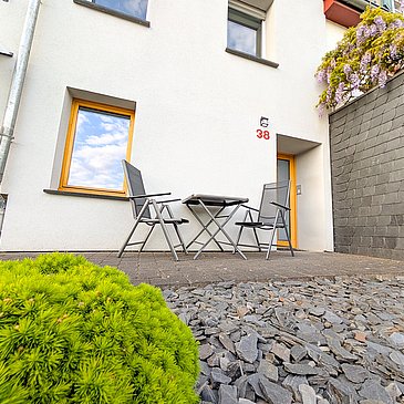 Außensitz vor dem Haus der Ferienwohnung MoselVino