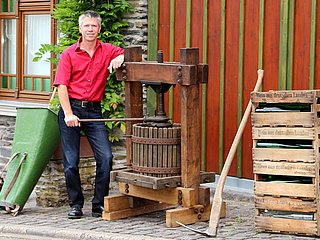 Winzer Schmitges und Weinpresse