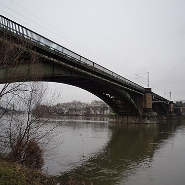 Letzte (erste) Moselquerung: die Gülser Eisenbahnbrücke
