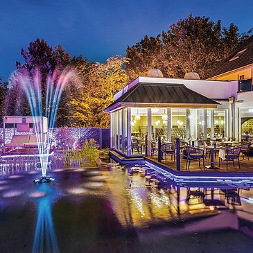 Schwimmteich und Restaurantterasse