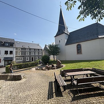 Andeler Kirche mit Vorplatz