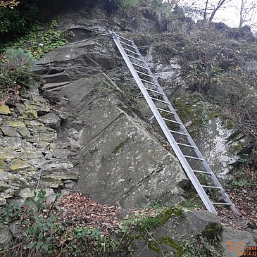 Eiserne Leiter über eine Felsklippe bei Hatzenport