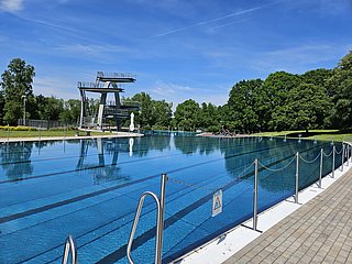 Das Bild zeigt das Freibad "SüdBad" in Trier.