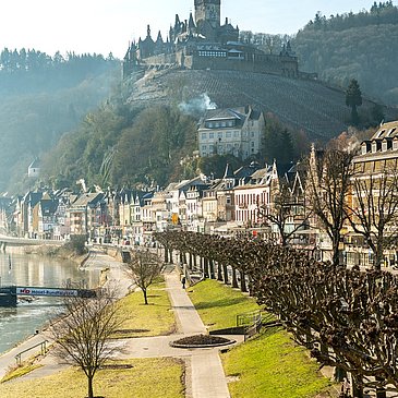 Am Moselufer von Cochem mit Blick auf die Reichsburg Cochem