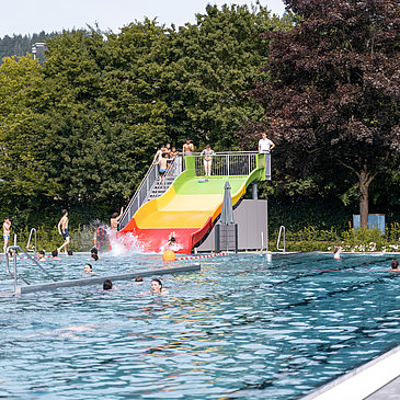 Das Bild zeigt das Freibad des Vitelliusbads Wittlich mit einer kleinen Rutsche.