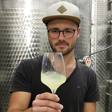 Winzer im Weinkeller