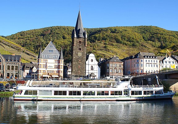 Schiffsanleger vor historischer Kulisse