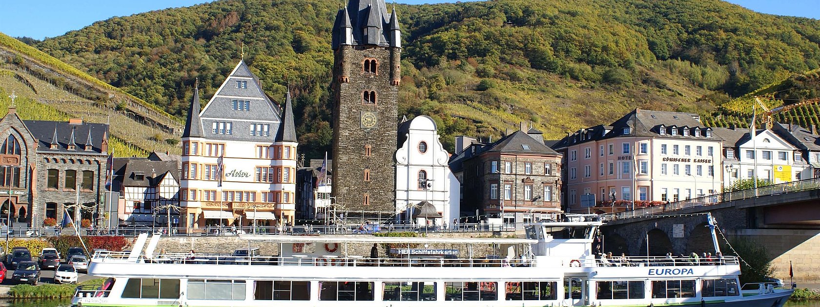 Schiffsanleger vor historischer Kulisse