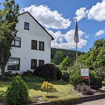 Weingut Harald Ludwig von der Straße aus.