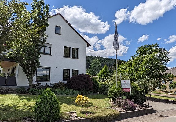Weingut Harald Ludwig von der Straße aus.