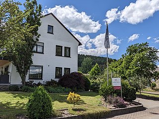 Weingut Harald Ludwig von der Straße aus.
