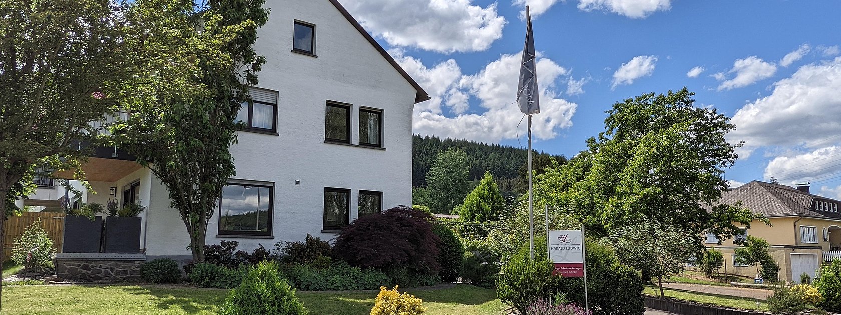 Weingut Harald Ludwig von der Straße aus.